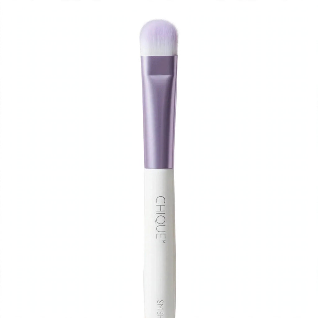 Close-up view of Chique Royal Eyeshadow Brush bristles and handle