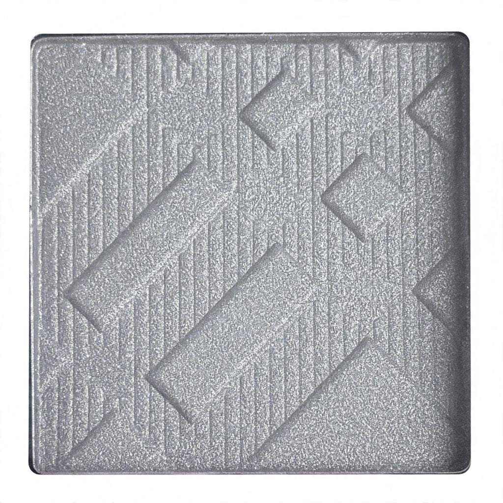 Close-up of Lilyz Design Eyeshadow Mono Misty Silver pressed powder pan