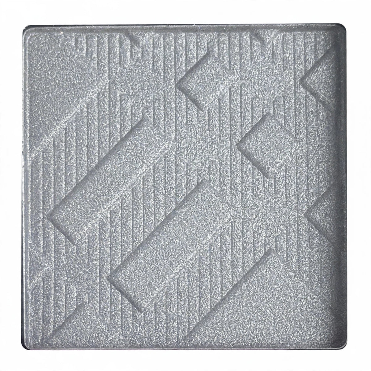 Close-up of Lilyz Design Eyeshadow Mono Misty Silver pressed powder pan