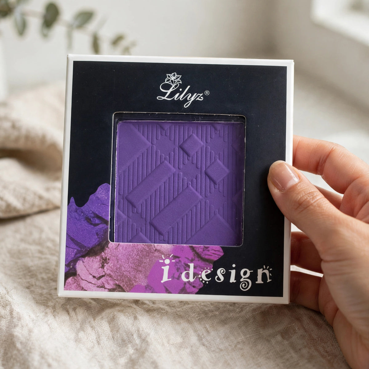 Lilyz Design Eyeshadow Mono navy blue applied as eyeshadow on eyelid